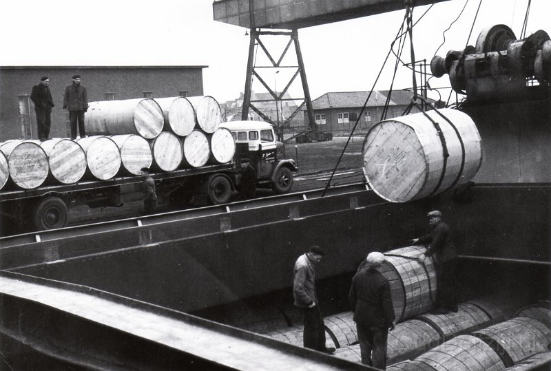 Haven Delfzijl tabak lossen 1958.jpg